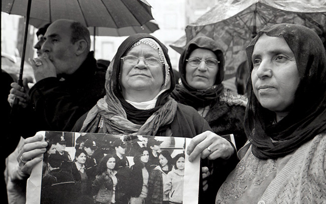 Barış ve Demokrasi Partisi (BDP), tahliye kararı çıkmayan ve Kürtçe savunmaya izin verilmeyen Diyarbakır'daki KCK Davası'nı protesto etmek için 16 Ocak Pazar günü Beyoğlu İstiklal Caddesi'nde basın açıklaması yaptı.
