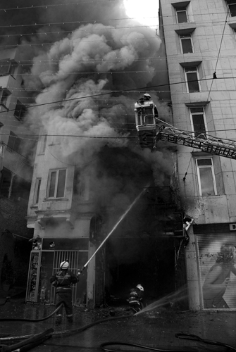 İstiklal Caddesi'nde bir giyim mağazasında elektrik kontağı nedeniyle çıktığı tahmin edilen yangına itfaiyeciler çok kısa bir süre içinde müdahale ettiler. Yangın sabahın erken saatlerinde çıktığı için cadde sakin. Ancak her zaman böyle olmuyor.