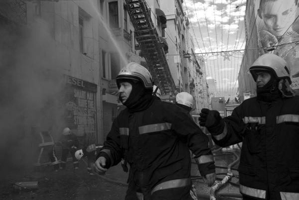 Yangına nerelerden ve nasıl bir teknikle müdahale edileceği kişisel tercihlerden çok 'başçavuş' olarak da adlandırılan ekip amirlerinin yönlendirmesiyle gerçekleşiyor.