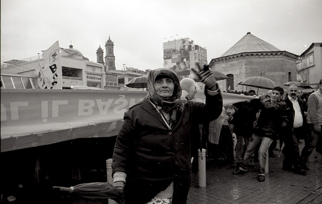 Barış ve Demokrasi Partisi (BDP), tahliye kararı çıkmayan ve Kürtçe savunmaya izin verilmeyen Diyarbakır'daki KCK Davası'nı protesto etmek için 16 Ocak Pazar günü Beyoğlu İstiklal Caddesi'nde basın açıklaması yaptı.
