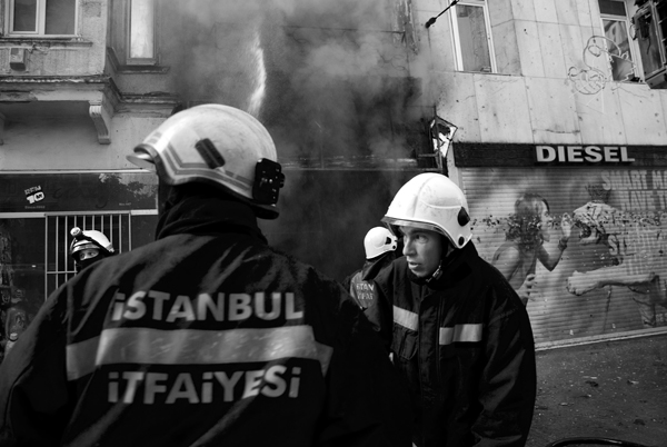 Dar sokaklar, otomobiller, trafik keşmekeşi ve meraklılar, çoğu kez itfaiyecilerin işini zorlaştırıyor. 