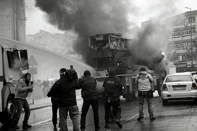 Saldırılar sonucunda bir itfaiye aracı yandı, yaralanan itfaiyeci Saim Bingül, Taksim Eğitim ve Araştırma Hastanesine kaldırıldı. 