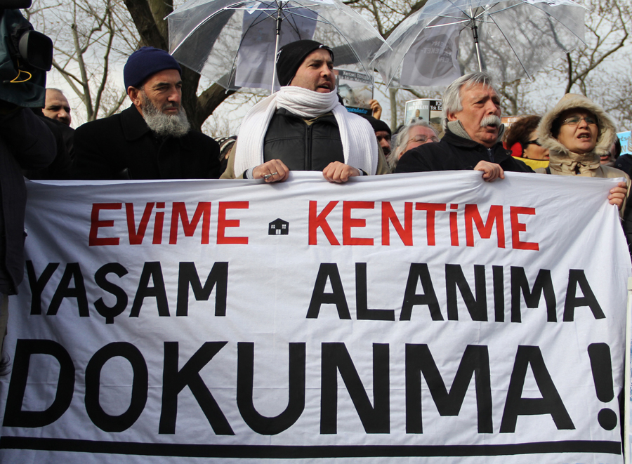 Kent hakkı için düzenlenen eyleme, 'kentsel dönüşüm' adı altında ranta açılan mahallelerin sakinleri de pankartları ve sloganlarıyla katıldı.