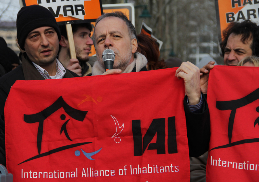 Cesare Ottolini, tüm dünyada zorla tahliyelere karşı barınma ve konut hakkı için mücadele eden International Alliance of Inhabitants (Uluslararası Kent Sakinleri Birliği - IAI) örgütünün temsilcisi olarak eyleme katıldı.