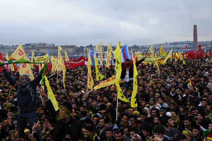 Halk coşkusunu hiç yitirmeden saatler boyunca taleplerini dile getirdi, haksızlıklara karşı öfkesini haykırdı.