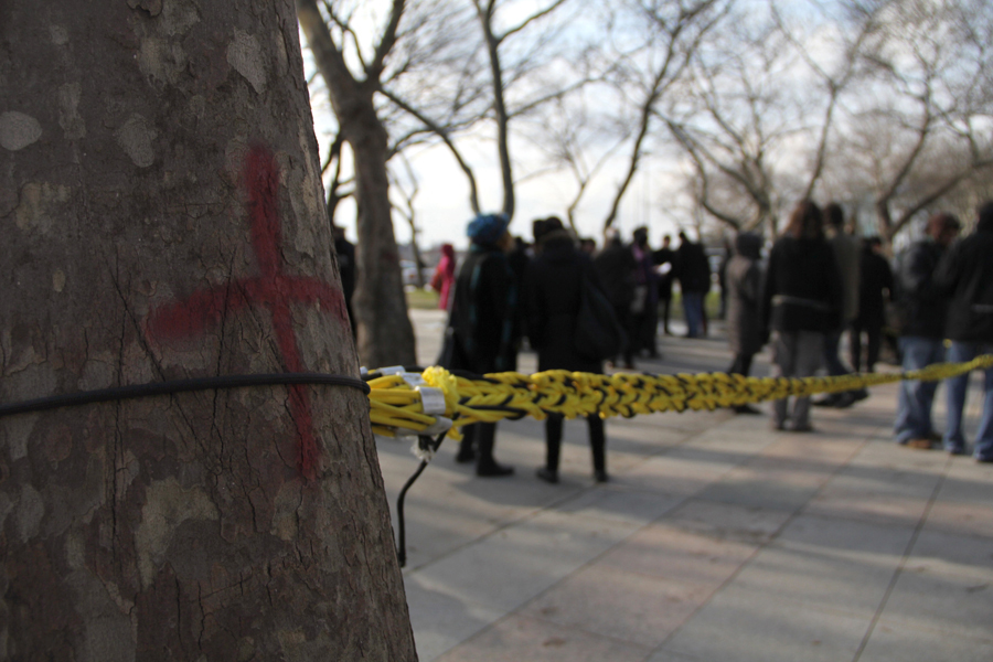 Taksim Gezi Parkındaki ağaçlar, içeriği açıklanmayan bir proje için kesilmek üzere kırmızı artı işaretleriyle işaretlenmiş. Kamusal Sanat Atölyesi, kent hakkı için gerçekleştirilen eylem kapsamında kentsel dönüşüm politikalarını protesto etmek amacıyla bu ağaçlardan birini yörük kültürüne özgü 'Çarpana' adlı dokumayla süsledi.