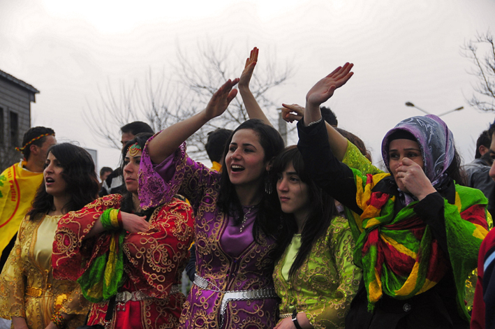 Gençler Newroz'da geleneksel kıyafetler giyerek kimlik ve kültürlerine sahip çıktıklarını gösterdi.