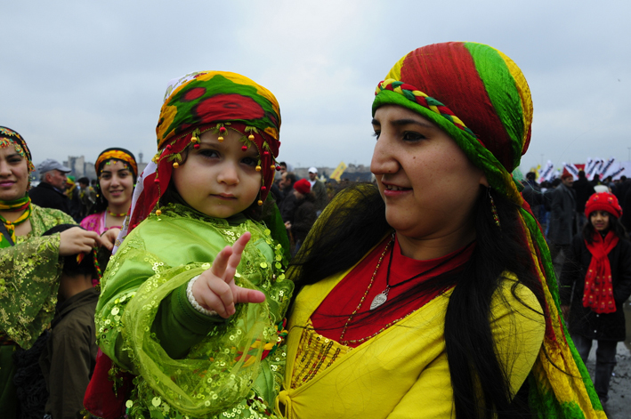 Genciyle, yaşlısıyla, kadınıyla erkeğiyle, çocuklarıyla dostlarıyla Newroz’a gelenler sabahın erken saatlerinde miting alanını doldurdular.