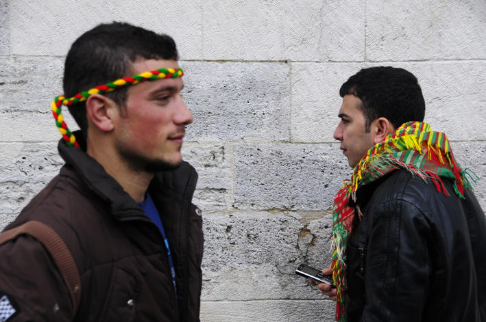 Genciyle, yaşlısıyla, kadınıyla erkeğiyle, çocuklarıyla dostlarıyla Newroz’a gelenler sabahın erken saatlerinde miting alanını doldurdular.