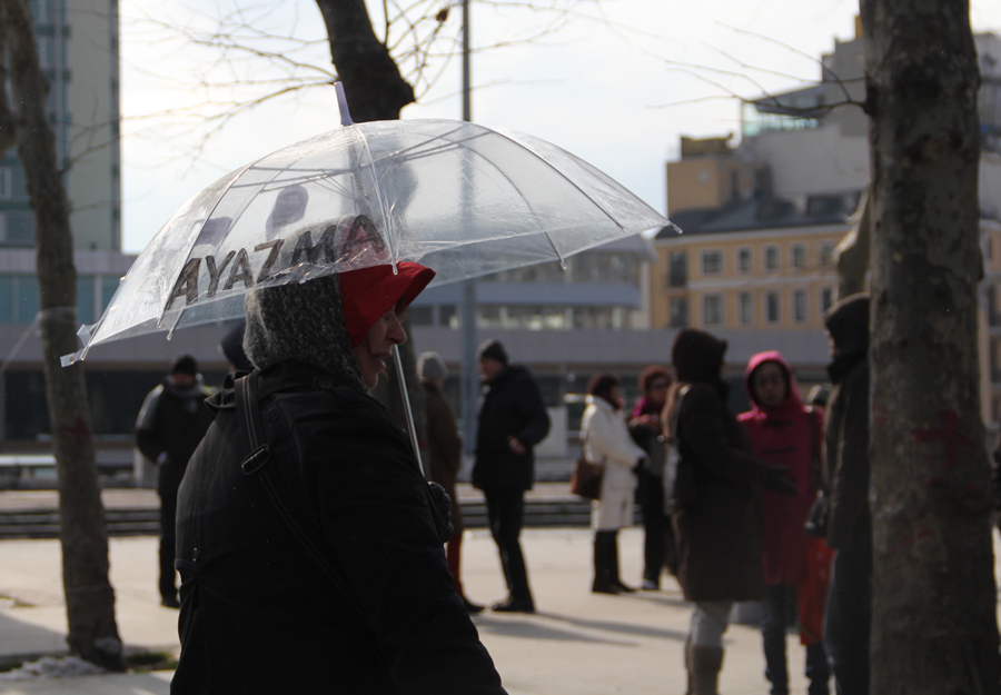 Eylemde pankartların yanı sıra, 'Kentsel Dönüşüm' karşıtı sloganlarla süslenmiş şemsiyeler kullanıldı