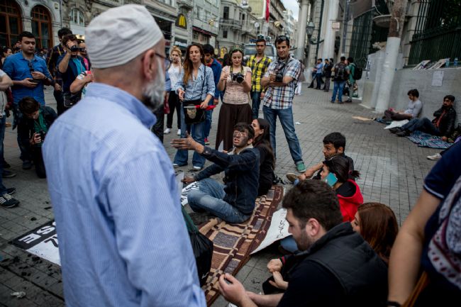 Galatasaray Meydanı'nda oturma eylemindeki gençlere AKP propagandası yapan kişiyle kısa süreli bir tartışma yaşandı. Fotoğraf: Hakan Erdil