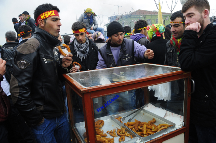 Newroz alanındakilerin gözde yiyeceği simitti ancak bunun yanı sıra tatlıcılar da yoğun rağbet gördü.