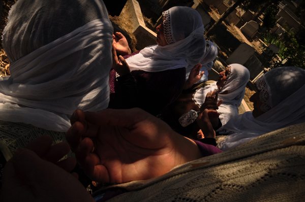 Altınşehir Kimsesizler Mezarlığı. Kadınlar kayıpları için dua ediyor.