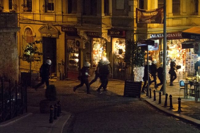 Galata'da polis saldırısı. Fotoğraf: Yücel Tunca