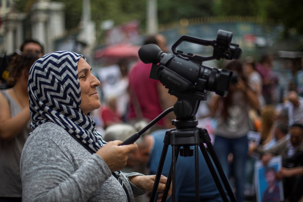 Özgür Gündem Gazetesi ile dayanışma amaçlı, bir günlük nöbetçi muhabirlik görevi, Cumartesi Anneleri 597.hafta.
F: Nursen Bilgin Kadayıfçıoğlu