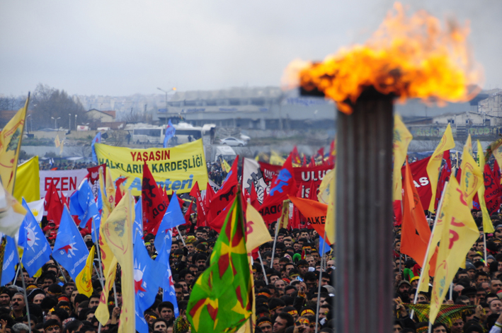 Newroz kutlamaları, barış ve demokratik çözüm için halkları etrafında toplayan Newroz meşalesinin yanmasıyla başladı.