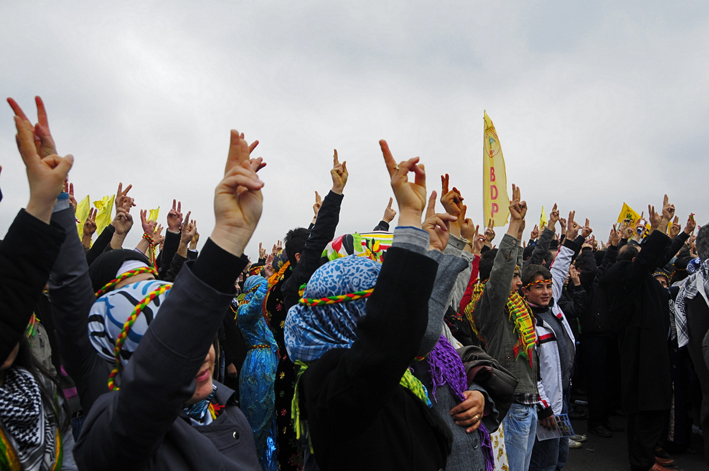 Demokrasi ve özgürlük mücadelesinde yaşamını yitirenler anısına yapılan saygı duruşunun ardından kürsüden yapılan coşkulu konuşmalar sık sık sloganlarla kesiliyordu.