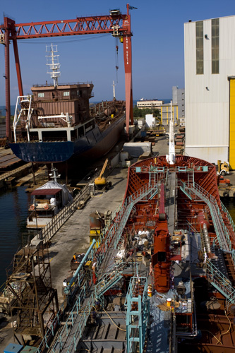 Tuzla Tersaneler Bölgesi'nde gemi bakım onarımı ve inşası yapan 48 firma bulunuyor.