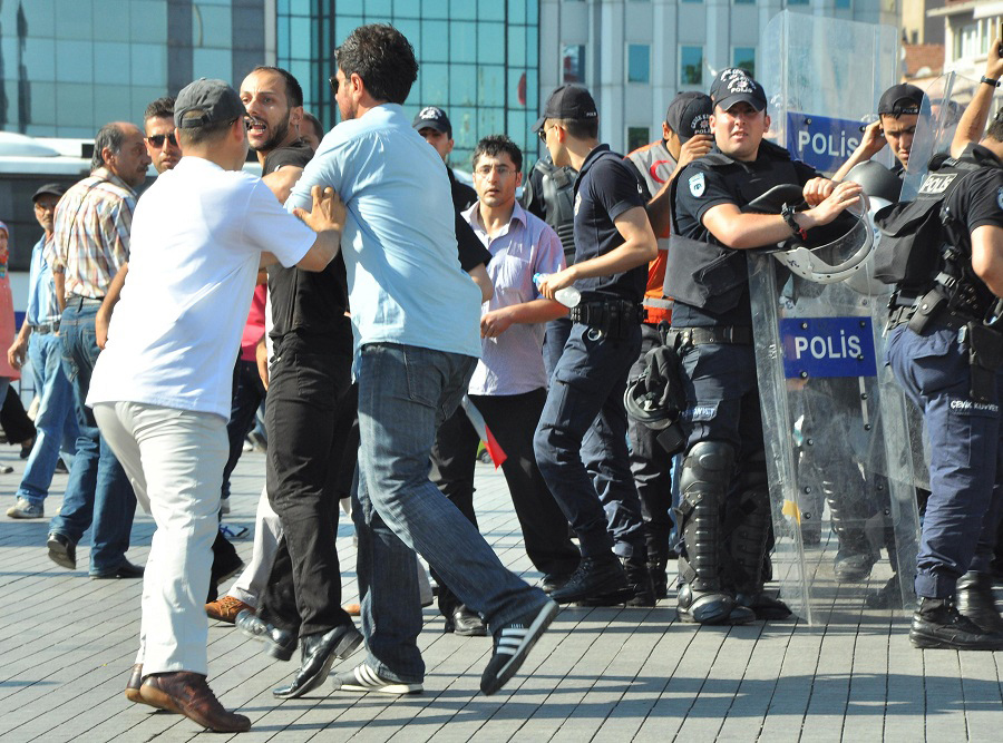 Yürüyüş kortejine yaklaşık 20 kişilik Türk bayraklı bir grup saldırdı F: Jivan Güner