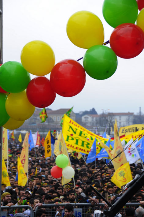 Miting alanındaki rengarenk balonlar barış ve özgürlüğü sembolize ediyordu.