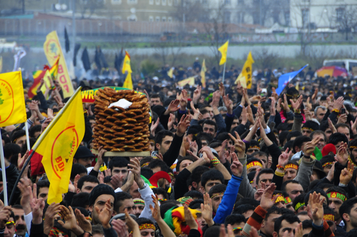 Kazlıçeşme’deki Newroz mitingine yüz binlerce insan katıldı.