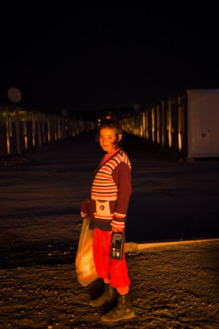 Konteyner da elektirik olmadığından geceleri zifiri bir karanlık hakim oluyor. Evine elindeki lamba ile ekmek götüren kız çocugu. Fotoğraf: Yasin Akgül