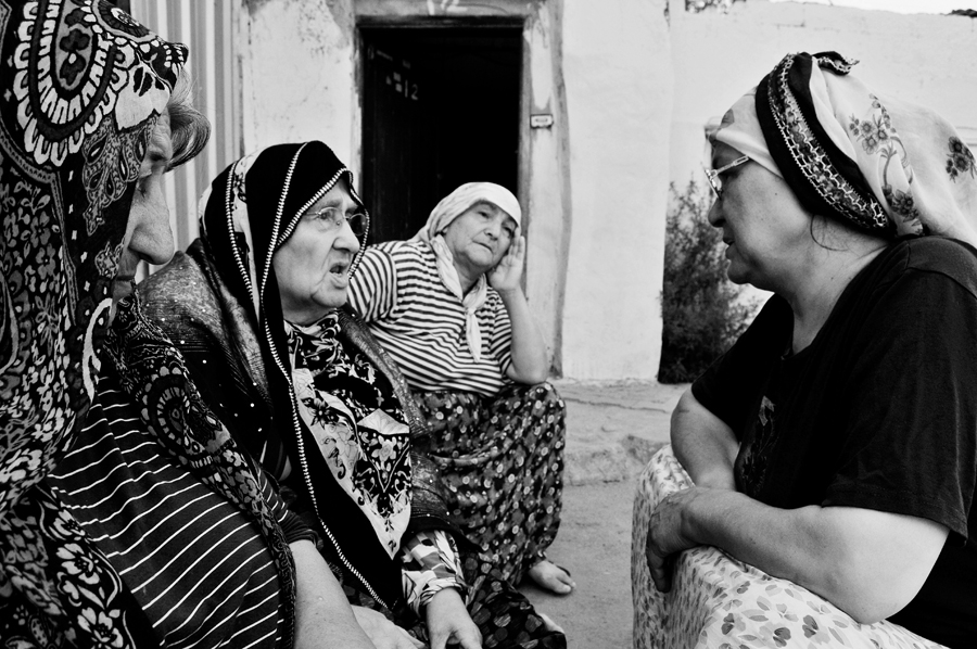 Her haftaya yeni bir tebliğ veya olumsuz işaretle başlanırken, kadınların neşeli kapı önü sohbetleri, yerini kaygılı bir bekleyişe bırakıyor.