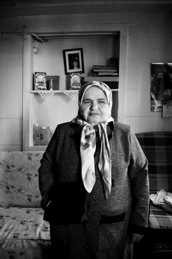 Yayla Teyze mahalleye 40 yıl önce gelin gelmiş. Taşınma gününü düşündükçe, “apartmana girip o kapı üzerime kapandığı gün, ölümü Yayla’nın” diyordu.