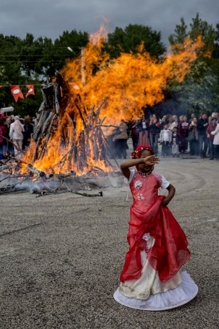Dev Kakava ateşi yakılıp romanlar önünd dans ediyorlar.Fotoğraf: Yasin Akgül