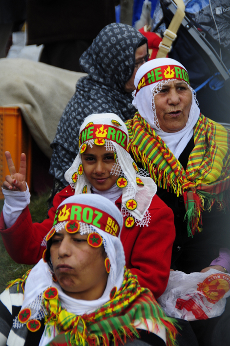 Genciyle, yaşlısıyla, kadınıyla erkeğiyle, çocuklarıyla dostlarıyla Newroz’a gelenler sabahın erken saatlerinde miting alanını doldurdular.