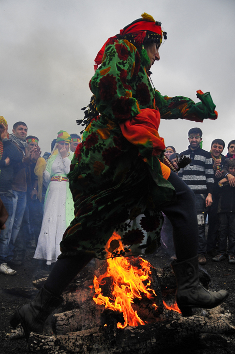 Ateş yakıp üstünden atlamak en önemli Newroz geleneklerinden biri ve özgürleşmeyi sembolize ediyor.