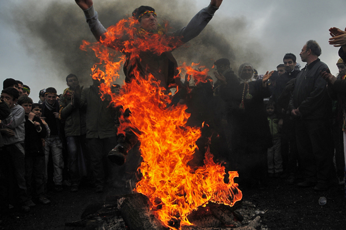 Ateş yakıp üstünden atlamak en önemli Newroz geleneklerinden biri ve özgürleşmeyi sembolize ediyor.