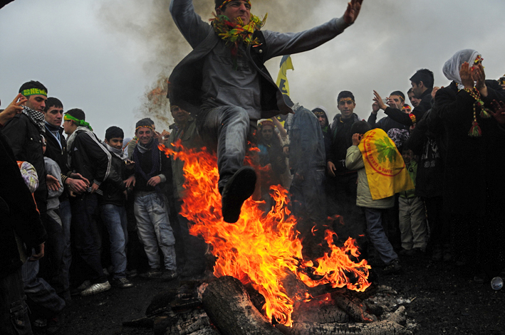 Ateş yakıp üstünden atlamak en önemli Newroz geleneklerinden biri ve özgürleşmeyi sembolize ediyor.