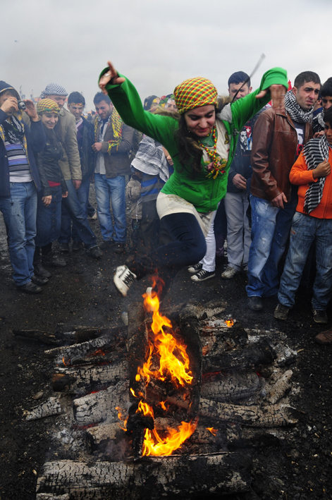 Ateş yakıp üstünden atlamak en önemli Newroz geleneklerinden biri ve özgürleşmeyi sembolize ediyor.