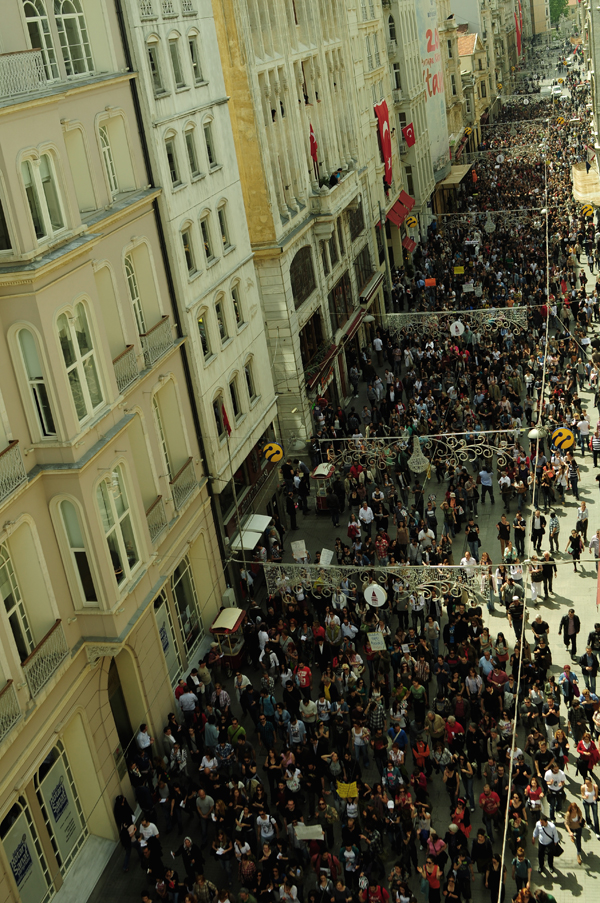 Galatasaray Meydanı'ndan başlanarak, Tünel Meydanı'na kadar olan yürüyüşte yüzlerce kişi vardı. F: Salih Mülayim