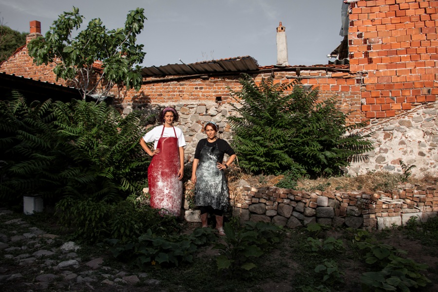 Nesrin Ermiş (solda), Demet Sağlam Tokbay (sağda)
F: Günseli Baki