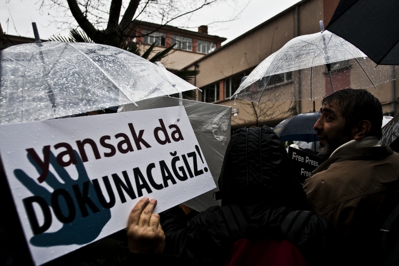 Ahmet Şık’ın çalışma arkadaşları, meslektaşları, dostları ve ifade özgürlüğü için Şık ve Mavioğlu’na destek veren yüzlerce kişi duruşma öncesinde Kadıköy Boğa Heykeli önünden Adliye’ye yürüdü.