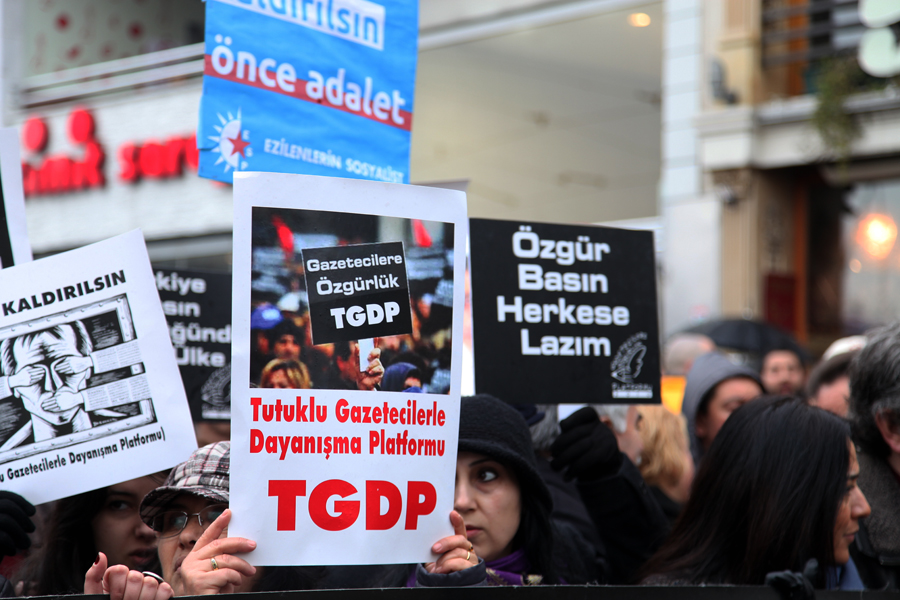 'İleri demokrasi' sayesinde 104 gazeteci ve 35 dağıtımcı tutuklu