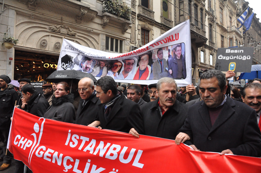 Yürüyüşe destek verenler arasında CHP Milletvekilleri de vardı.
