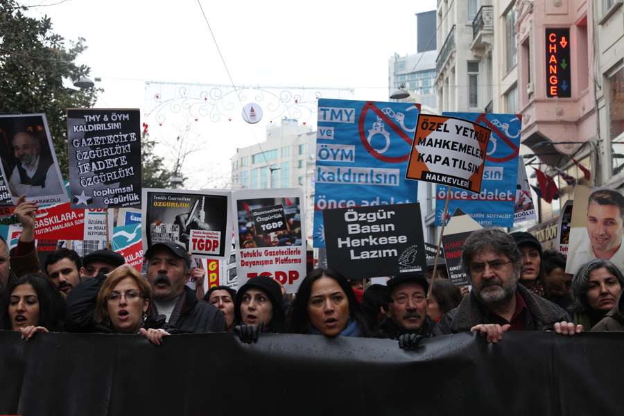 Son bir yılda birçok muhalif gazeteci işinden oldu.