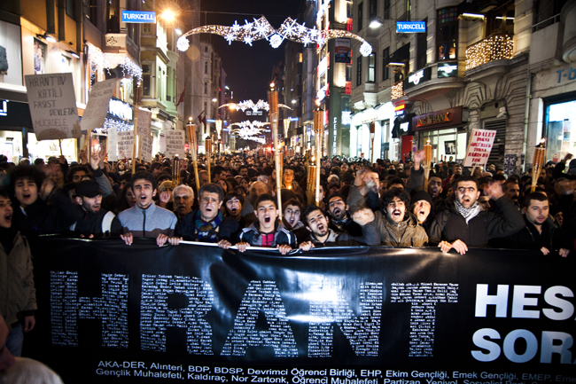 Hrant Dink, 19 Ocak akşamında İstiklal Caddesi'ndeki meşaleli yürüyüşle bir kez daha anıldı ve cinayetin ardındaki güçlerden hesap sorulması istendi. (F: Arif Yaman)