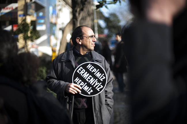 Hrant Dinkİ anmak ve geciken adaleti protesto etmek için toplanan binlerce kişi sloganlar eşliğinde Taksim'den Pangaltı'ya kadar yürüdü.