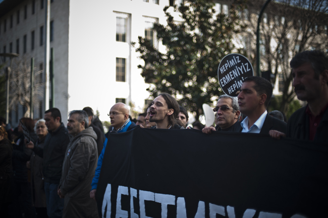 Hrant Dink katledilişinin dördüncü yılında İstanbul'da düzenlenen anma törenine binlerce kişi katıldı.