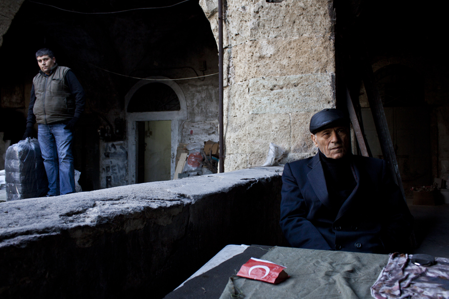 60 yıl handa dokumacılık yapmış olan Haçik usta (80), 3 yıl önce emekli olmuş. Makinelerini hurdaya atan birçok dokumacının aksine Haçik usta makinesini çalıştıracak birine satmak için 3 yıl beklemiş. F:Feride Öksüz