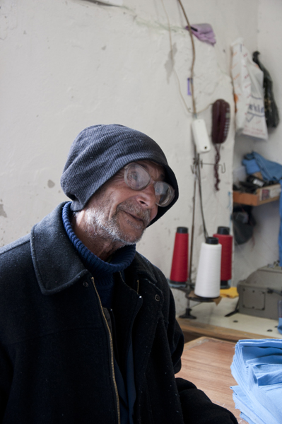 Yaşar Sevimliot (63) seyyar satıcı. Handan aldığı kumaş parçalarını, İstanbul’un çeşitli semtlerinde satıyor.  Handa, sempatik tavırları ve minyon yapısı nedeniyle oldukça seviliyor “kuş amca” lakabıyla tanınıyor. F: Yaşar Eti
