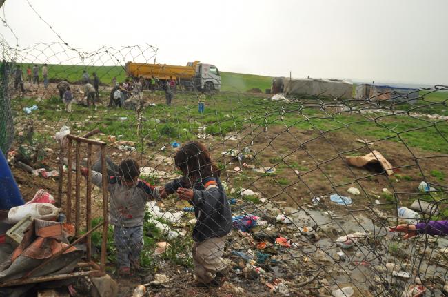 Mahalledeki küçük çocuklar çöp arıtma tesisinden gelen pisliğin arasında yaşarken bunun sebep olduğu hastalıklara maruz kalıyorlar.