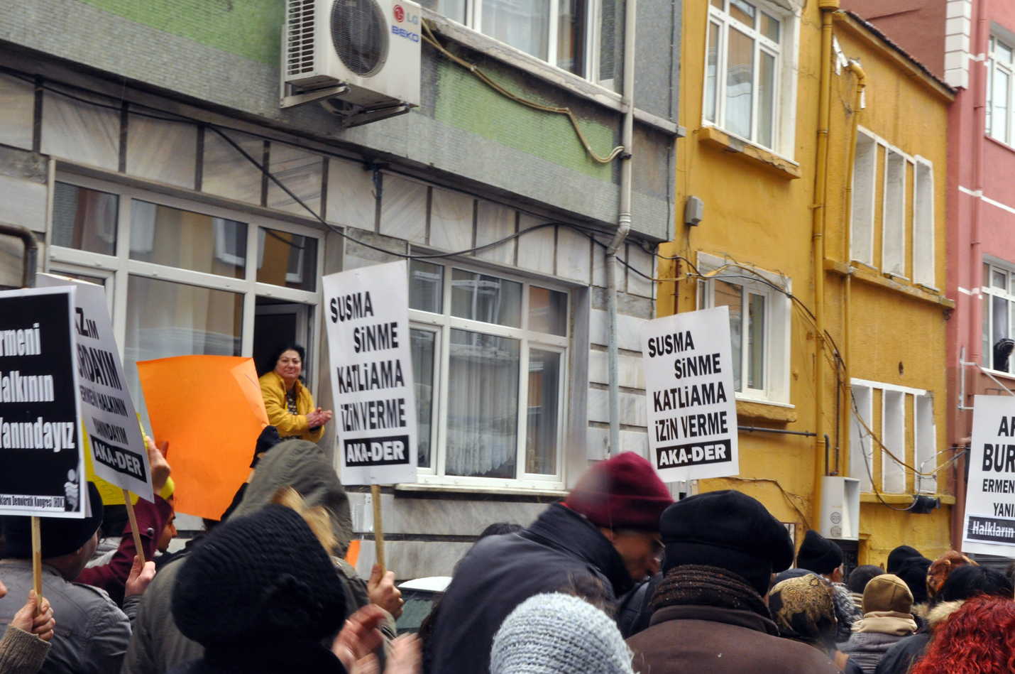 Binlerce kişinin katıldığı yürüyüşe mahalle halkı da pencerelere, kapı önlerine çıkarak destek verdi.