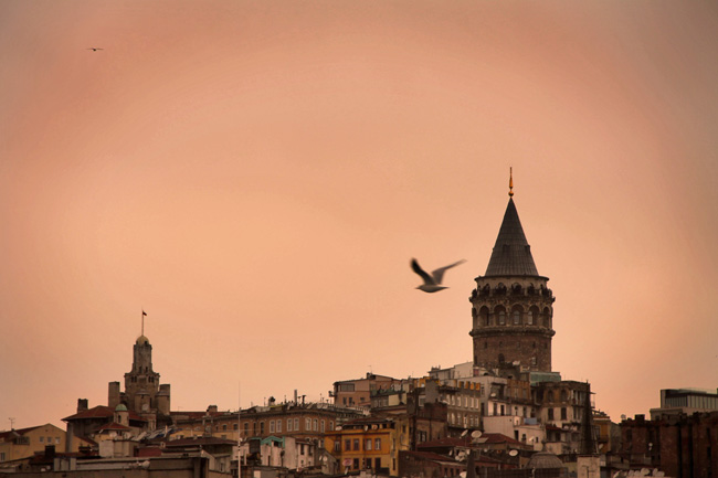 İstanbul'un en önemli simgelerinden biri olan Galata Kulesi'nin ilk olarak, İ.S. 507 yılında İmparator Iustinianos zamanında inşaa edildiği söylense de, 1348 yılında Cenevizliler tarafından bugünkü görünümüne en yakın biçimde yeniden inşa edilmişti.