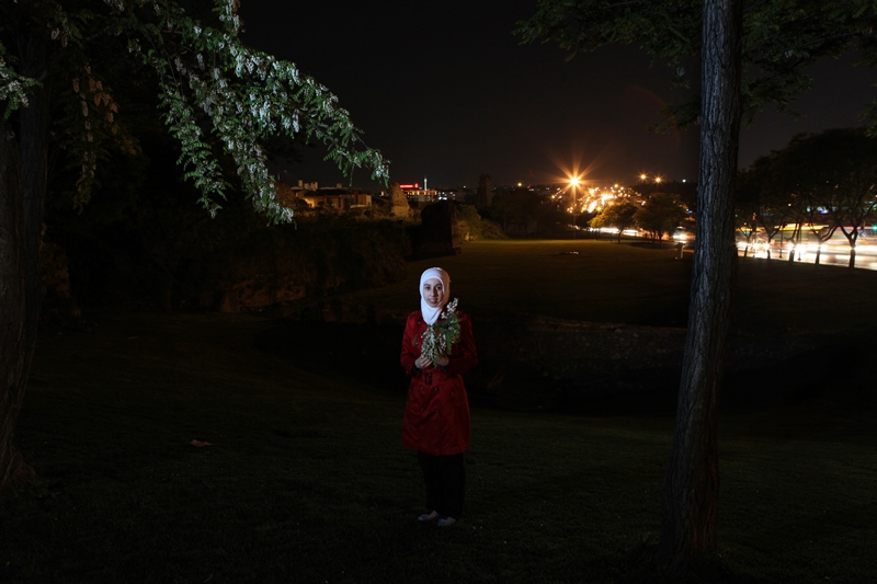 02 Hazar Alnahas (17), Şam. öğrenci, Edirnekapı’da fotoğraflandı. Anne ve babası Suriye’de kalmak zorunda olduğu için Anneannesiyle göç eden  Hazar, Fatih’te açılan bir Suriye okulunda lise eğitimine devam ediyor. Hazar’ın babası 2014 Temmuz ayında Suriye iç savaşında bir bombardıman sebebiyle yaşamını yitirdi. Suriye özlemini İstanbul’da küçük ayrıntılarda gidermeye çalıştığını söyleyen Hazar, Akasya ağacını Suriye’deki evlerinin avlusunu hatırlattığı için  çok seviyor.