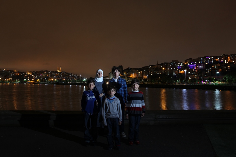 03 Rawan Alalawe (32) ve (soldan sağa) İbrahim, Abdurrahman, Sarya, Muhammed Alalawe, Şam. Cilt Doktoru, Alibeyköy’de dört çocuğuyla fotoğraflandı. Rawan Fatih’te özel Arapça eğitimi veriyor. Aynı zamanda kuaför, terzi gibi çeşitli işlerde çalışmış olan Rawan’ın tek isteği çocuklarını geçindirebilecek  bir işe sahip olmak, Türkçe öğrenmek ve Suriye’de kalan kız kardeşlerini Türkiye’ye getirmek. Rawan, “Allah bana bolluk verdiğinde ‘neden ben’ demedim, beni sınadığında da asla ‘neden ben’ demeyeceğim” diyor